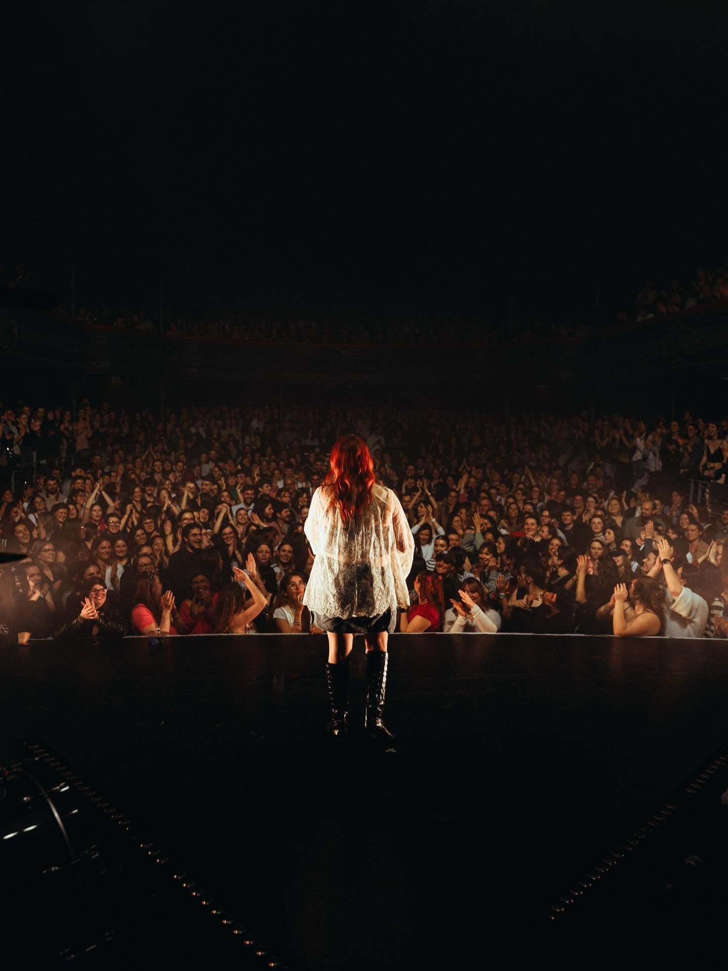 Photo de Lisa Pariente de dos, faisant face à son public lors d'un concert