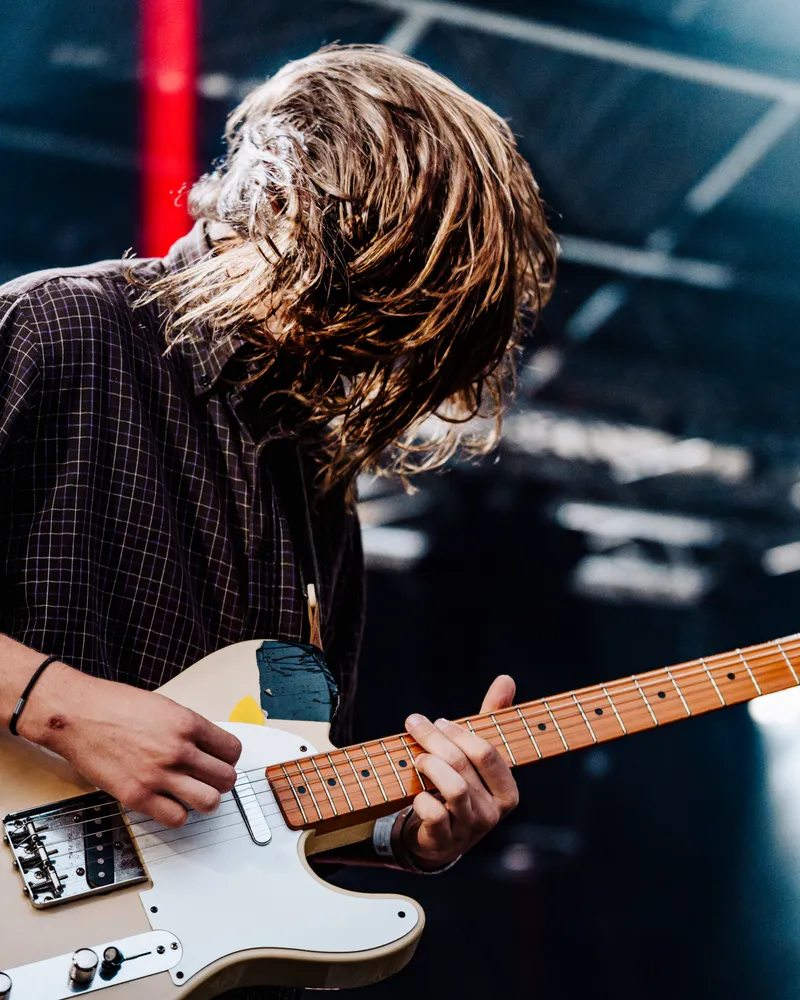 guitariste avec mouvement de cheveux