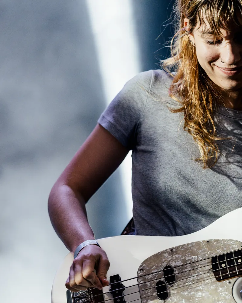 Un portrait de la bassiste du groupe