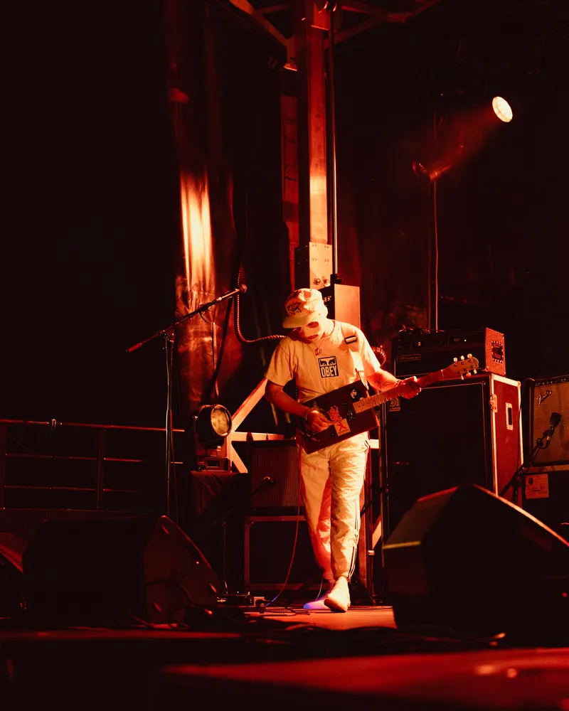 Un guitariste sous la lumière de la scène