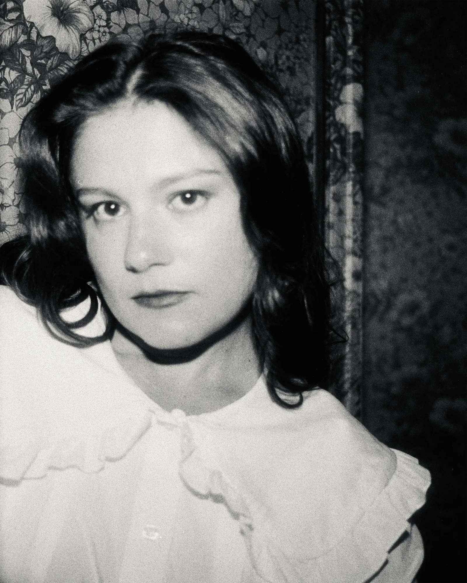 Portrait en noir et blanc d'Amouë pour son premier album "L'heure bleue" 