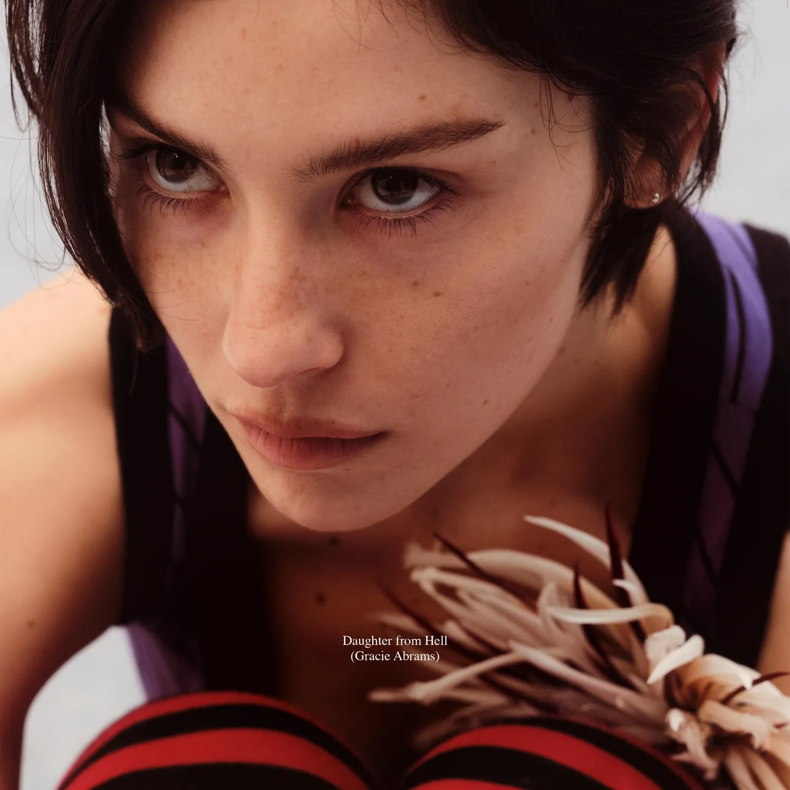 Couverture du 3e album de Gracie Abrams "Daughter from Hell"
