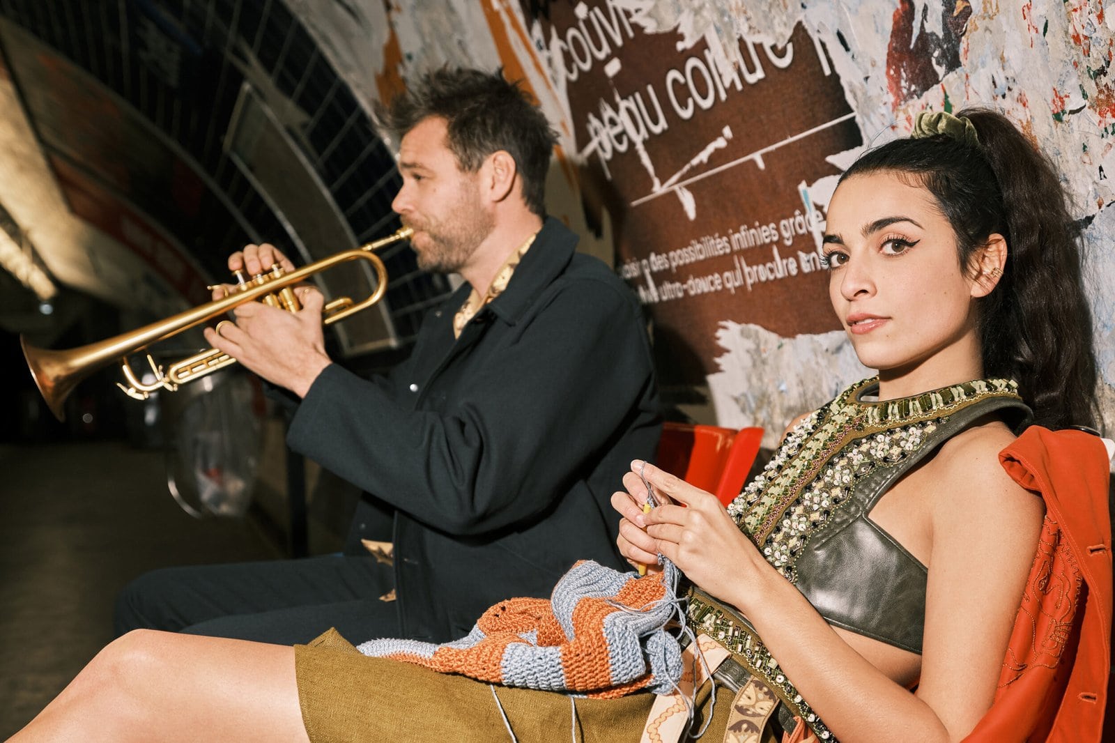 Le duo Ladaniva en shooting dans le métro. Jaklin Baghdasaryan fait de la broderie et Louis Thomas joue de la trompette.