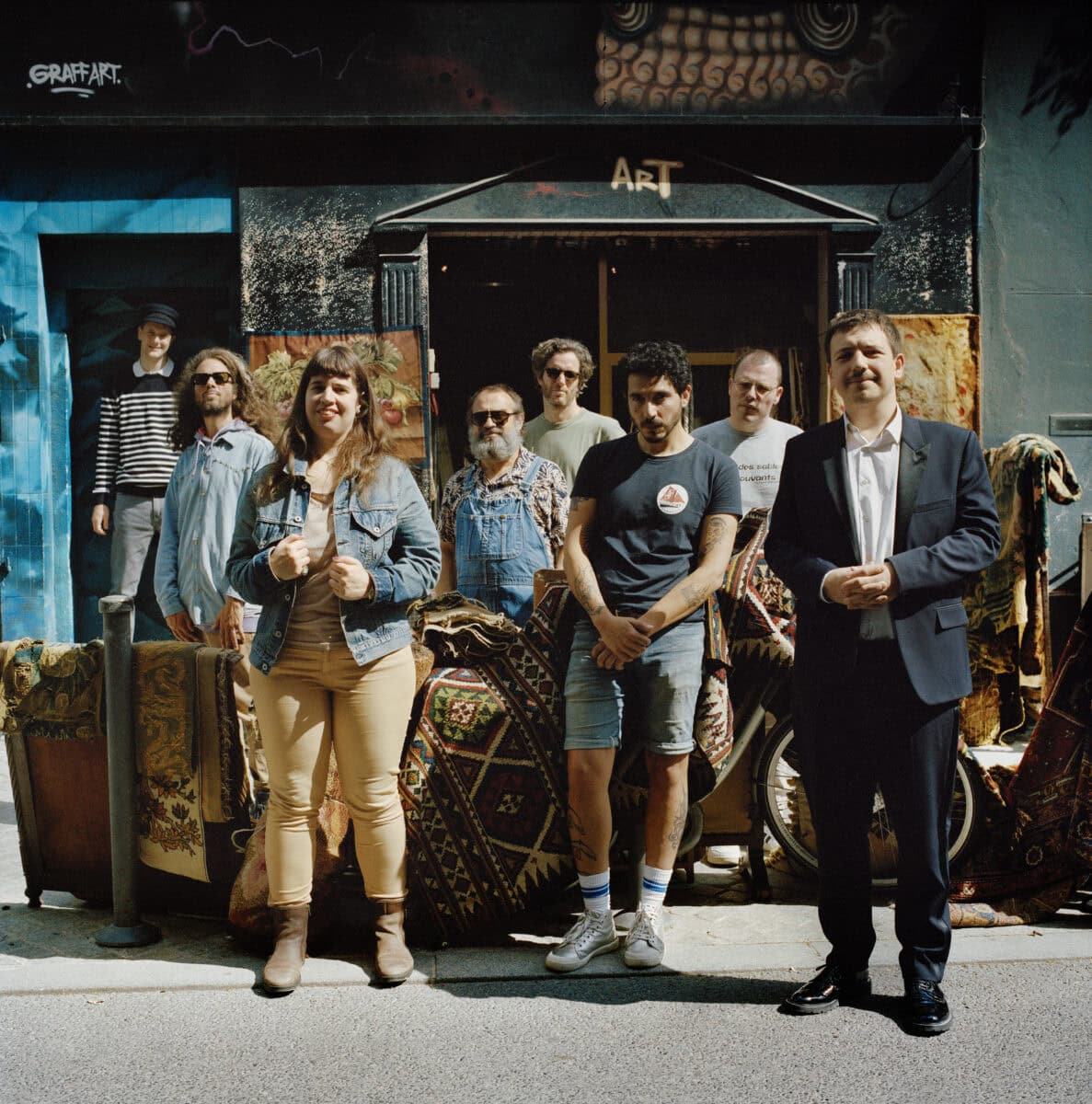 Astéréotypie avec de gauche à droite: Aurélien Lobjoit, Arthur B. Gillette, Claire Ottaway, Eric Tafani, Benoît Guivarch, Christophe L'Huillier, Yohann Goetzmann et Stanislas Carmont, photographiés à Saint-Ouen le 25 mai 2024 par Mathieu Zazzo