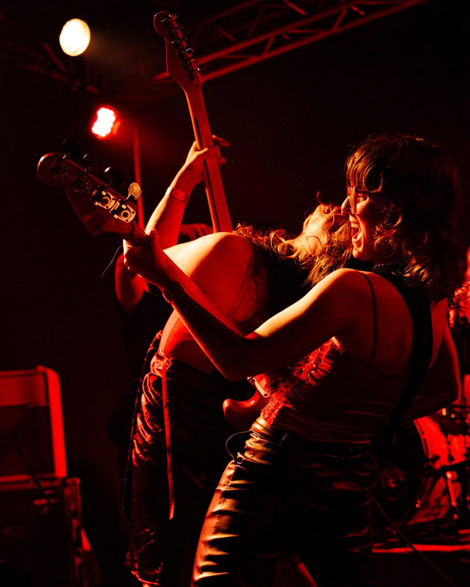Un moment de communion entre la bassiste et la guitariste du groupe