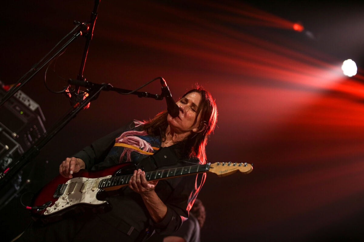 Kim Deal, icône du rock alternatif, a offert au Trianon un moment suspendu entre confidences musicales, lumières tamisées et émotion à fleur de peau.