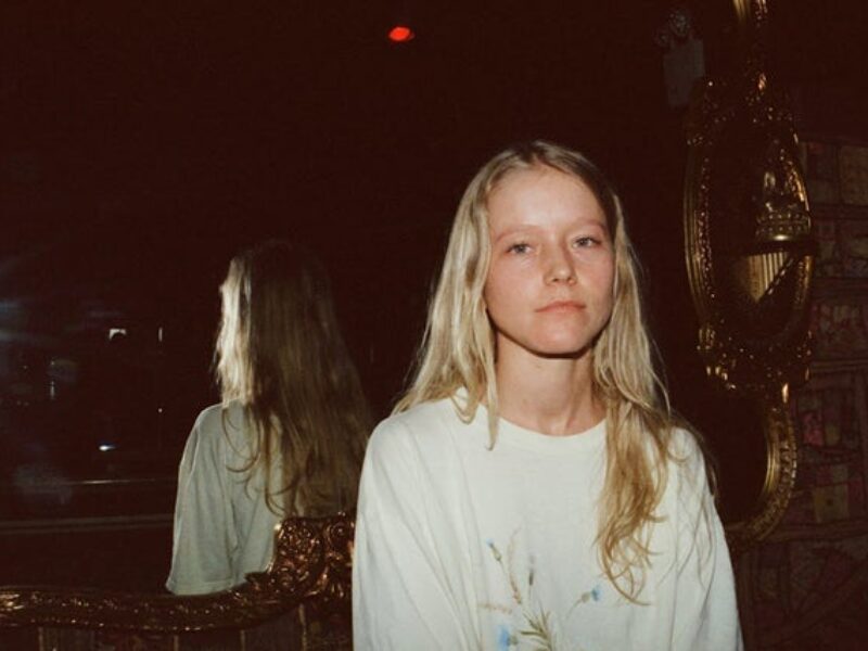 Alice Phoebe Lou nous murmure Oblivion.