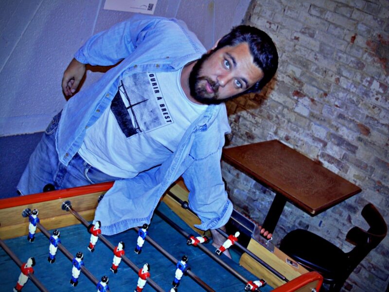 (EXCLU) Teenage Bed – Moindre Effort