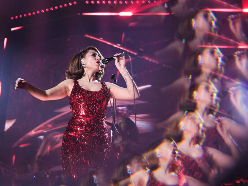 (PORTFOLIO) RAYE triomphe avec glamour et audace à l’Accor Arena.