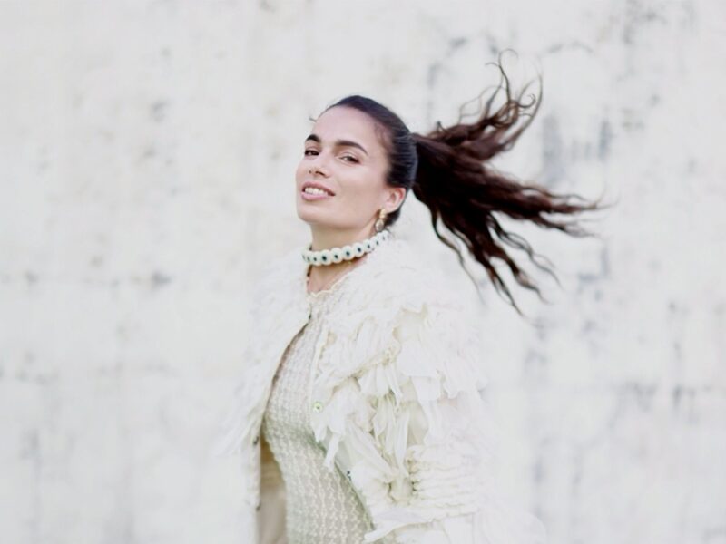 Solaire, la métamorphose lumineuse de Yael Naim