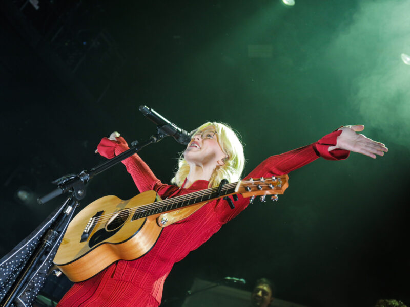 (PORTFOLIO) Maisie Peters enchante la Cigale