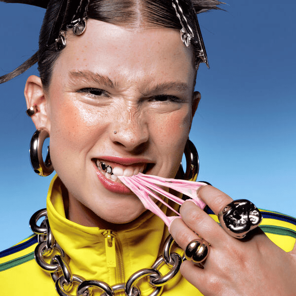 Le rose c'est has been, Marie Jay Pochette de l'EP "Le rose c'est hasbeen" de Marie Jay. L'image montre un gros plan sur la tête de Marie Jay, en survêtement jaune Adidas, tirant un chewing-gum rose de sa bouche.